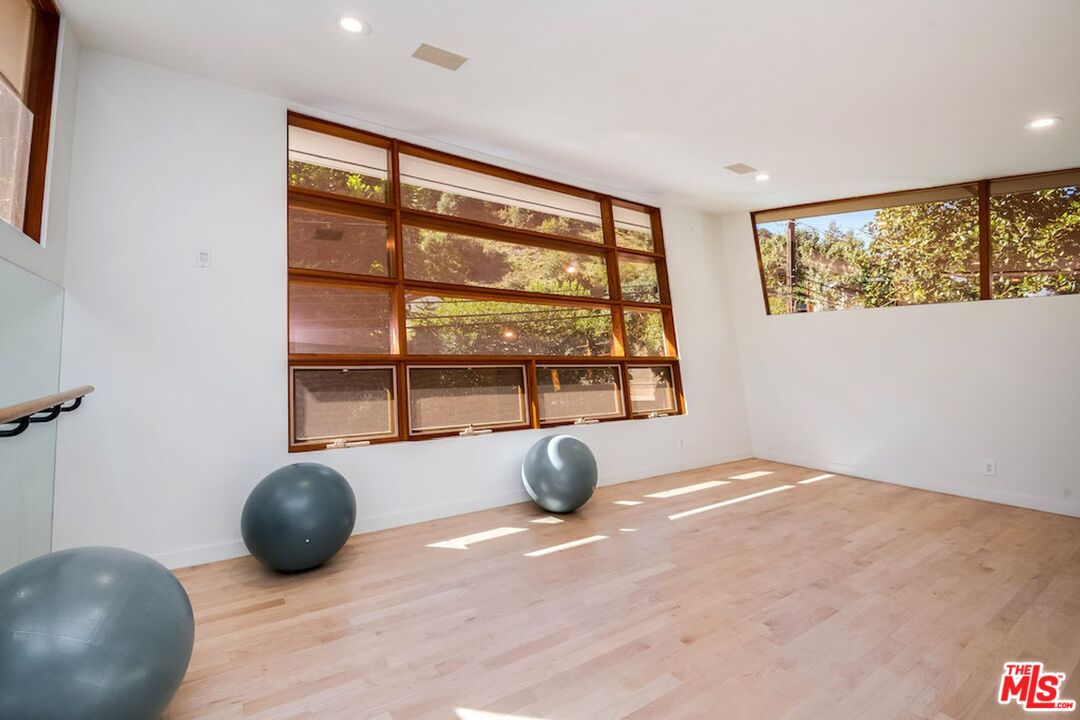 3600 Mandeville Canyon Rd