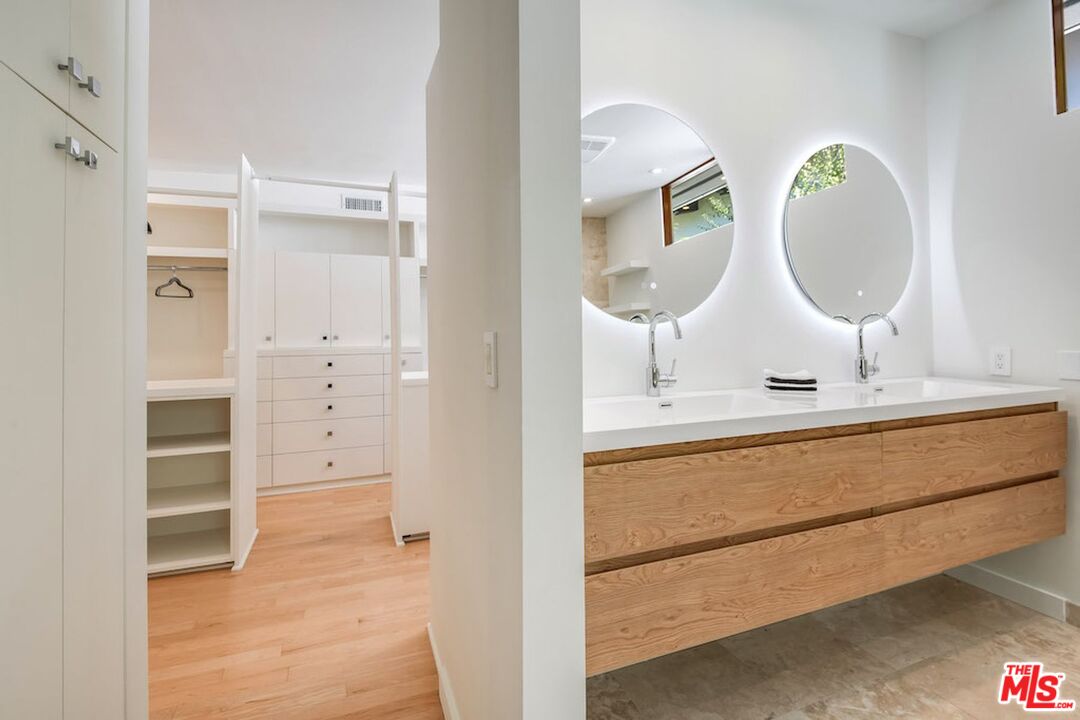 3600 Mandeville Canyon Rd