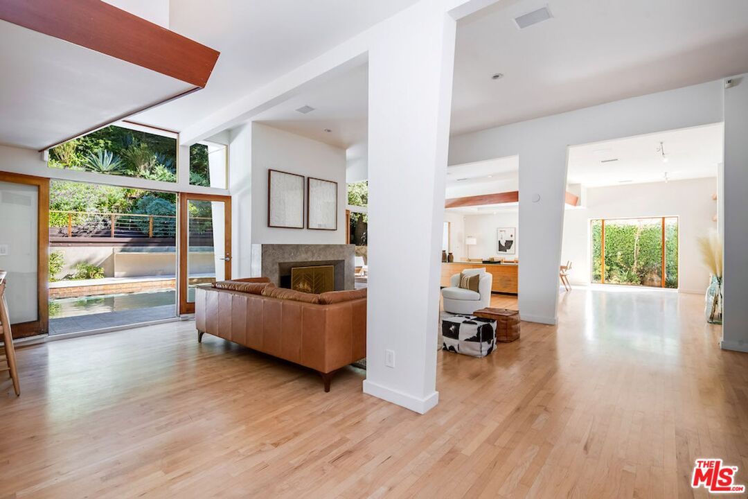 3600 Mandeville Canyon Rd