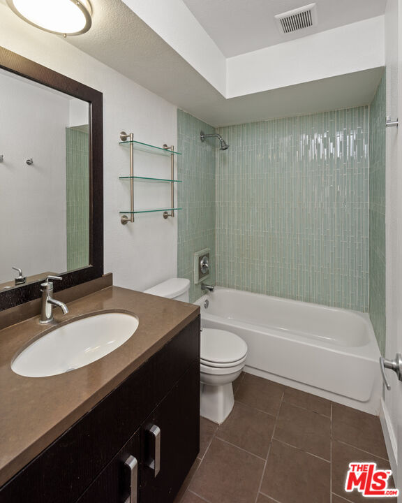 141 S Clark Dr 404