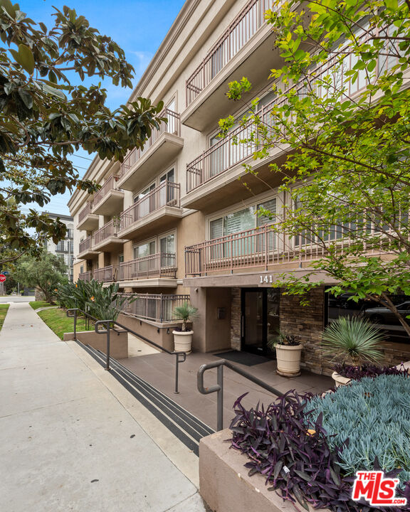 141 S Clark Dr 404
