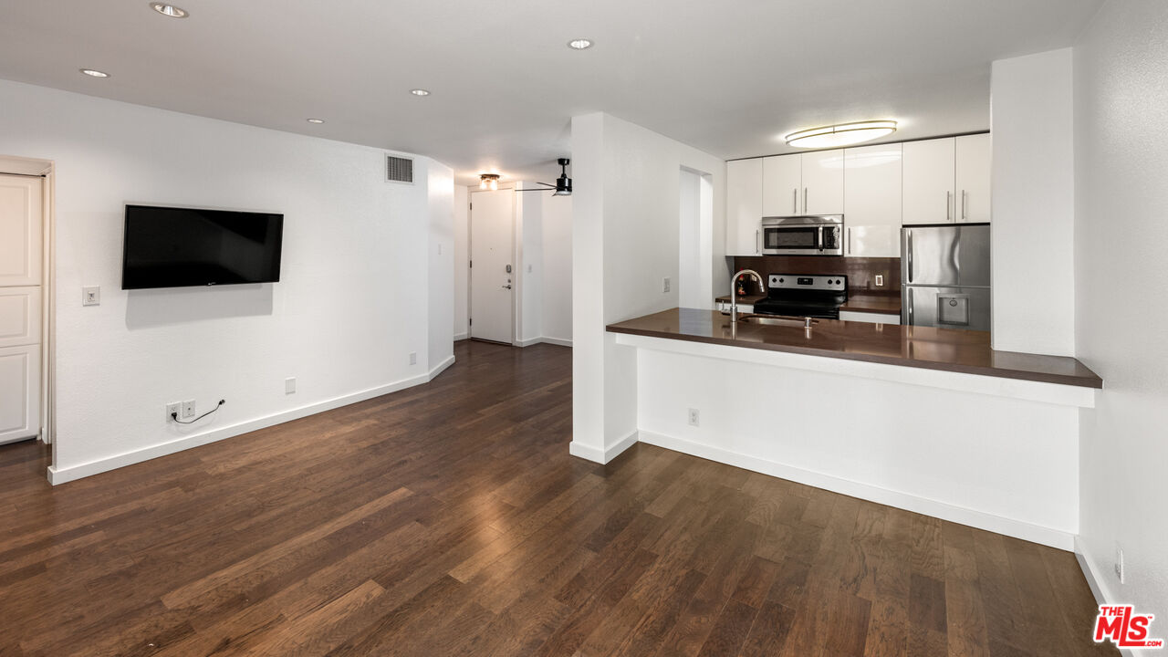 141 S Clark Dr 404