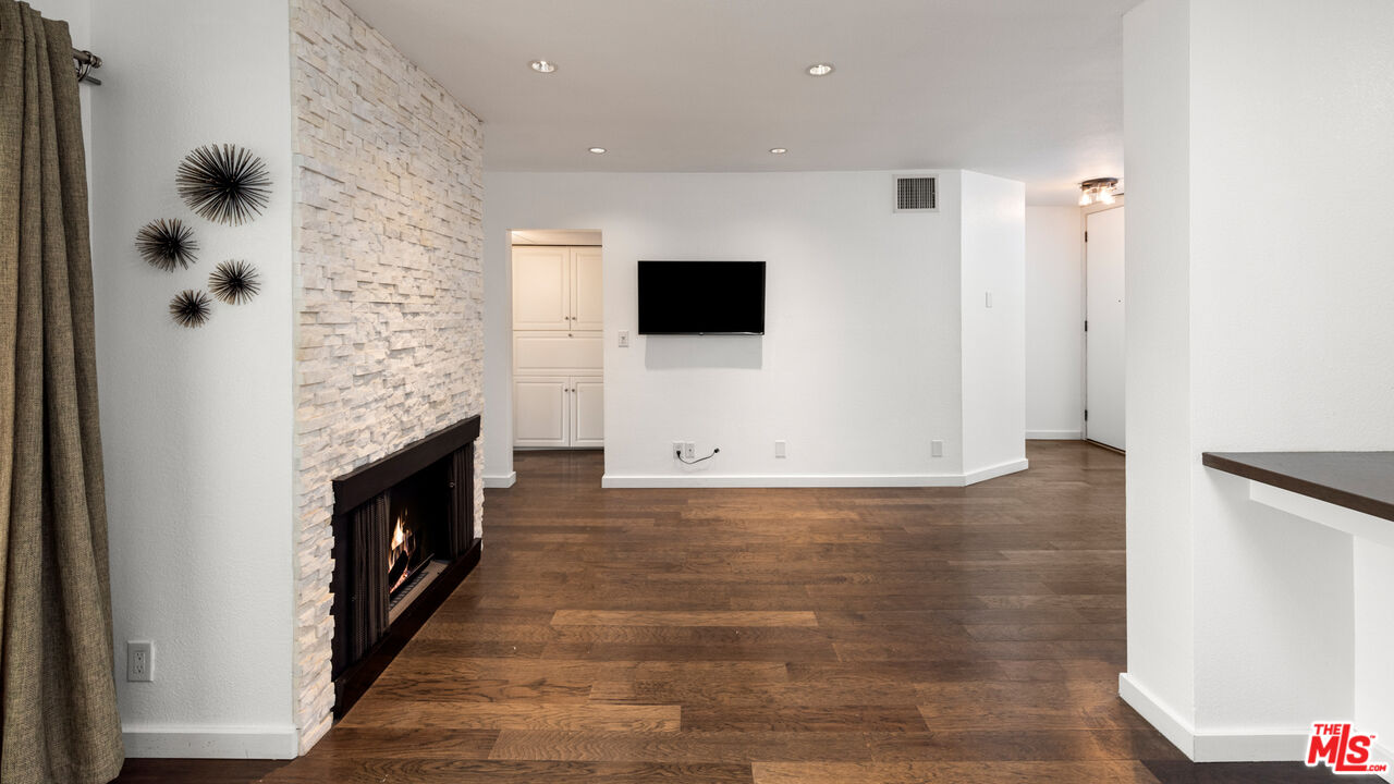141 S Clark Dr 404