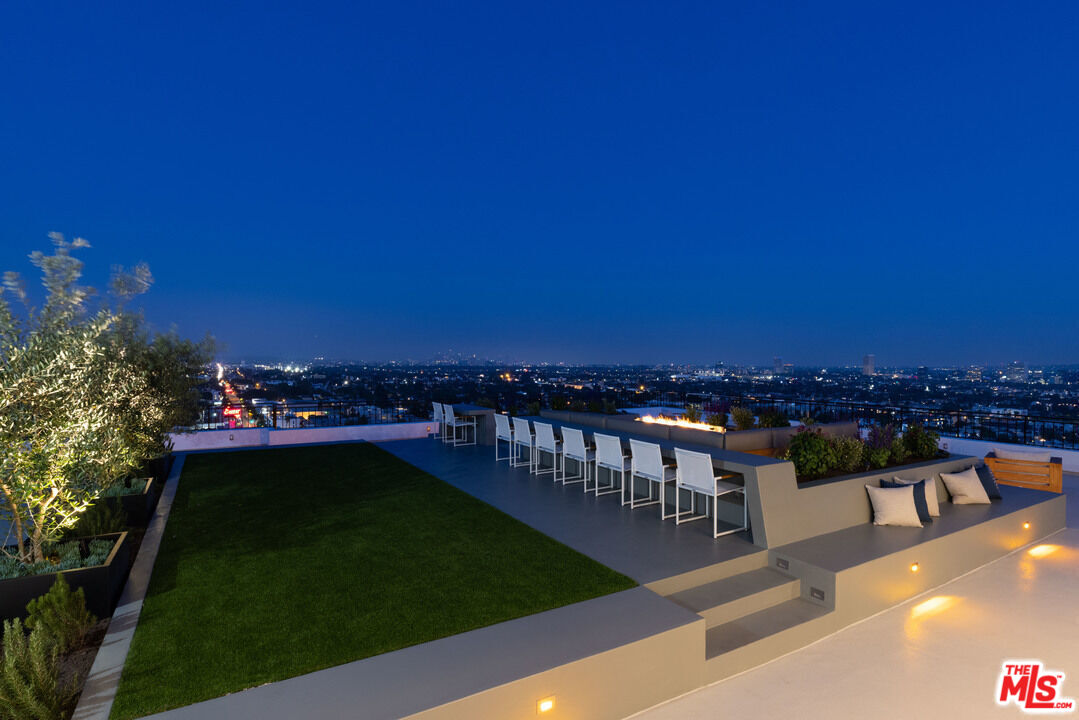 1100 Alta Loma Rd Unit: 1105