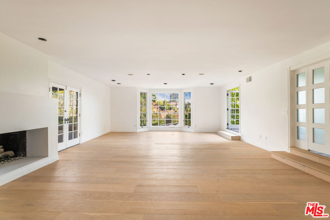 9315 Beverly Crest Dr