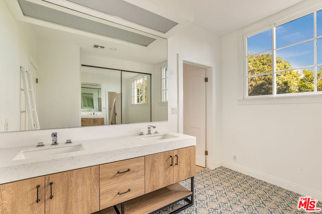 9315 Beverly Crest Dr