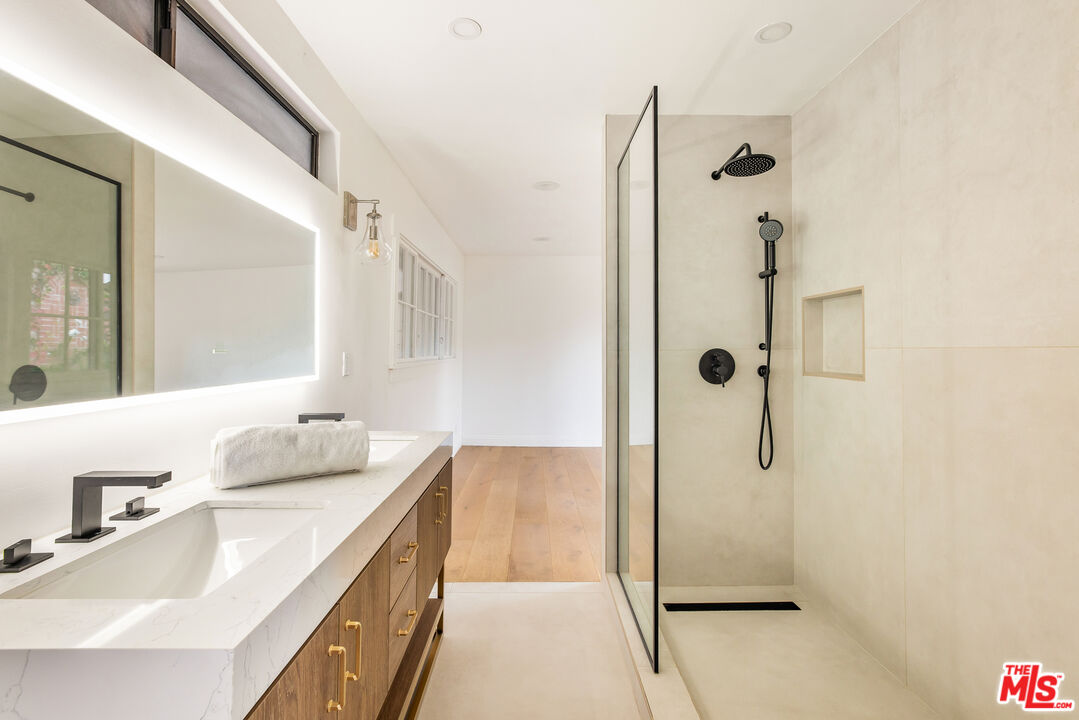 9315 Beverly Crest Dr