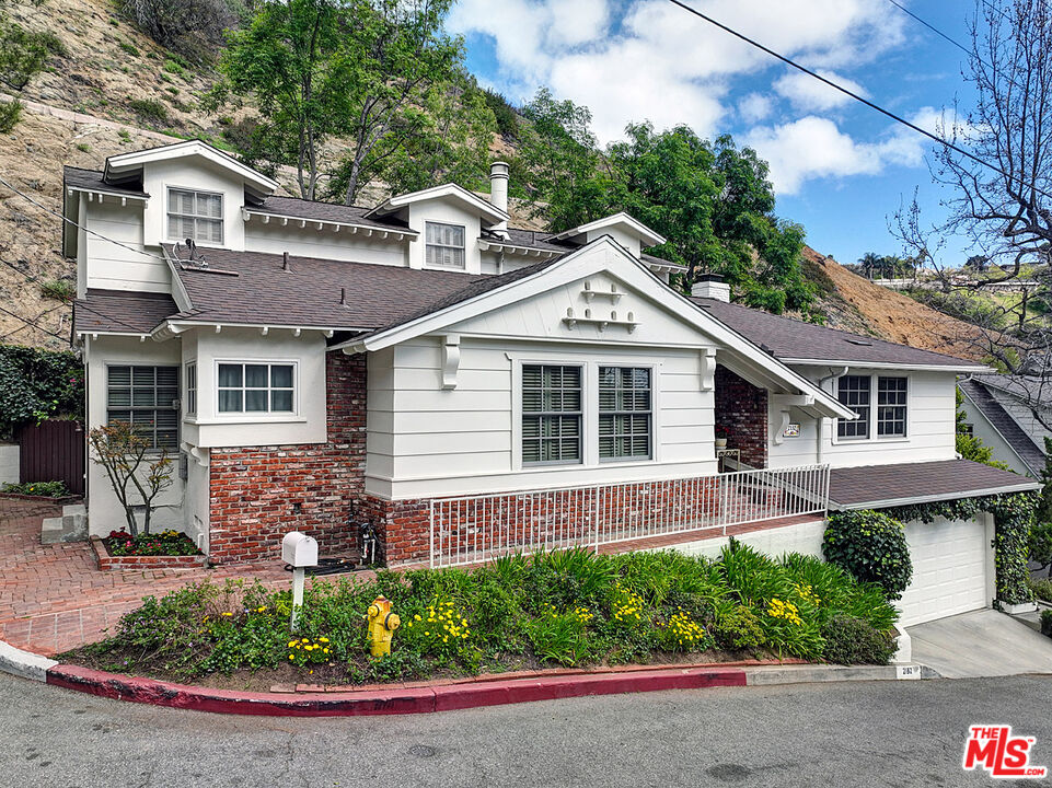 2132 El Roble Ln