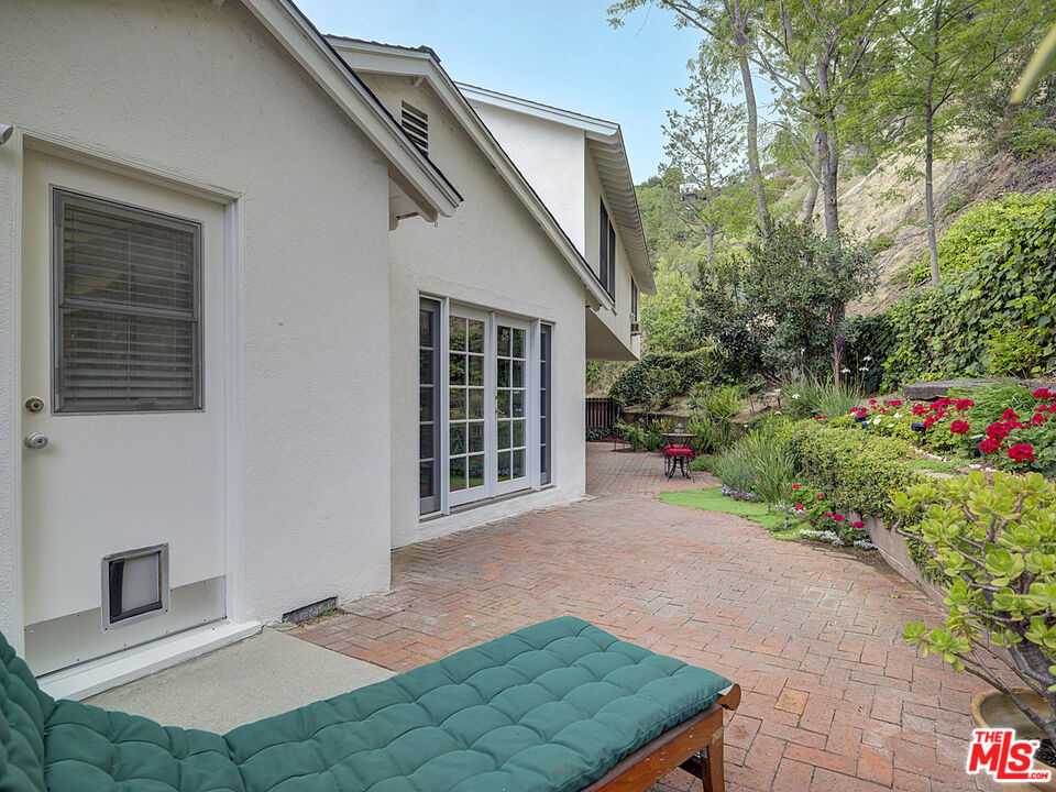 2132 El Roble Ln