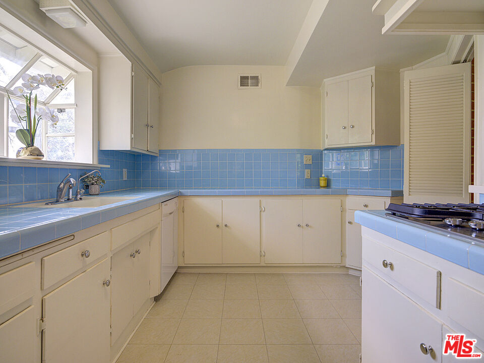 2132 El Roble Ln