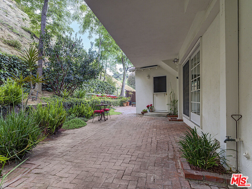2132 El Roble Ln