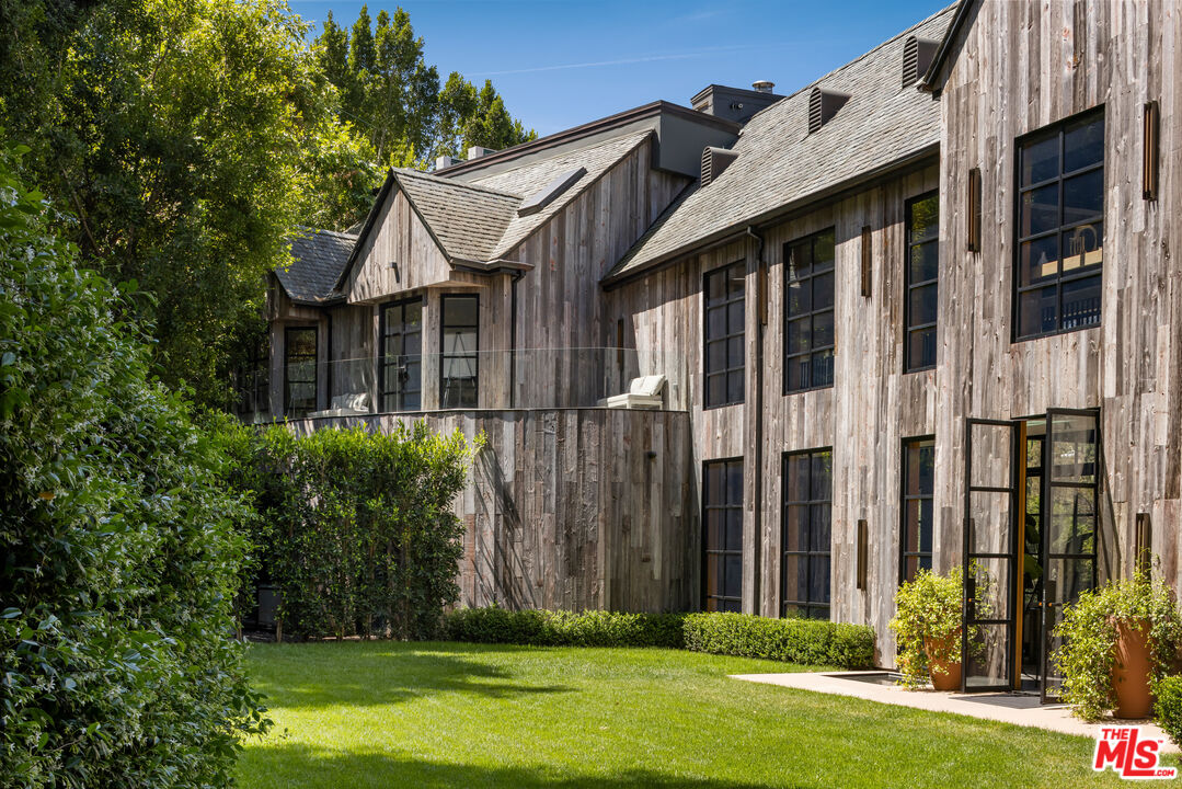 2650 Benedict Canyon Dr