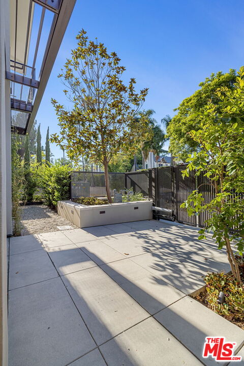 8890 Rosewood Ave