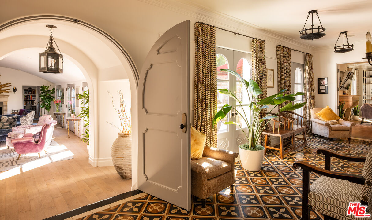 523 N Beverly Dr, Beverly Hills