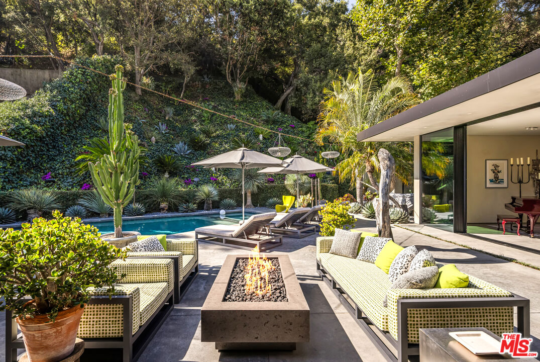1087 Moraga Dr