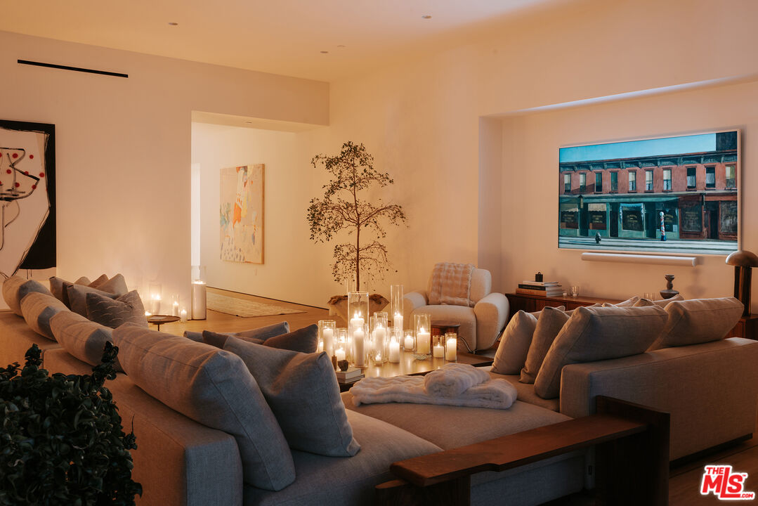 8899 Beverly Blvd Unit: 8B