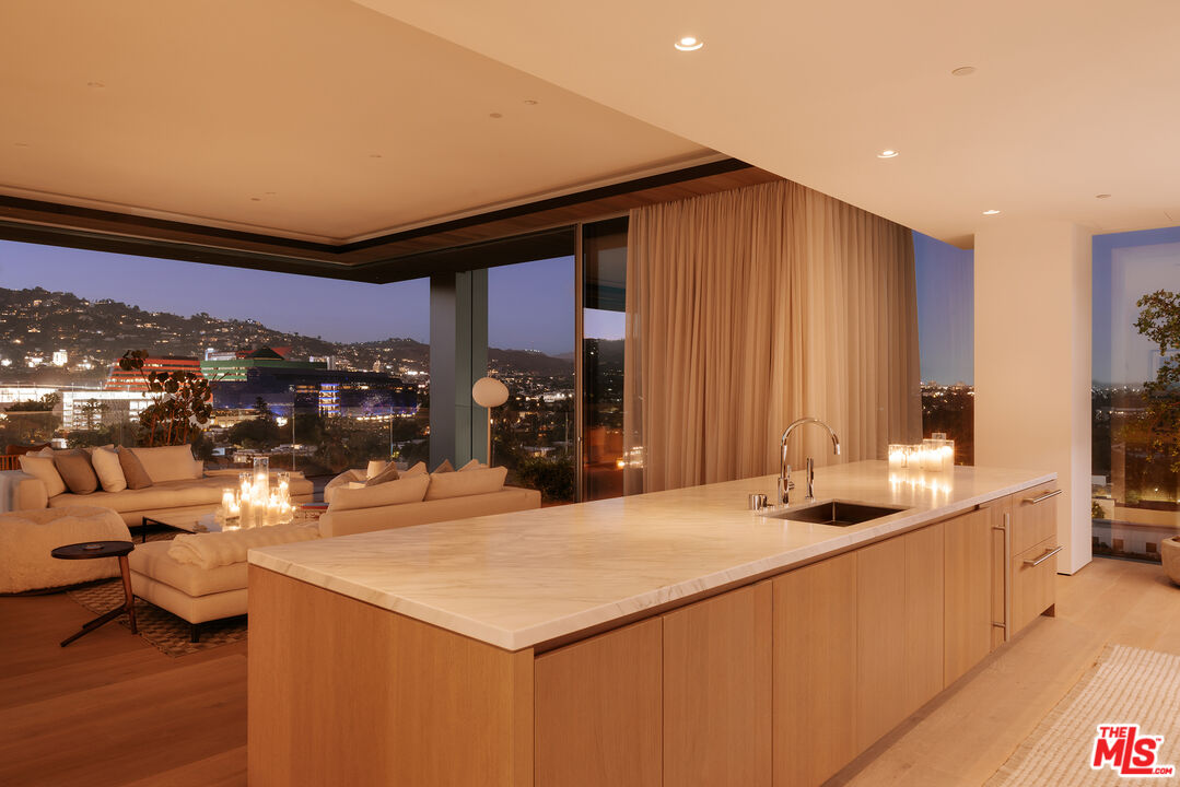 8899 Beverly Blvd Unit: 8B