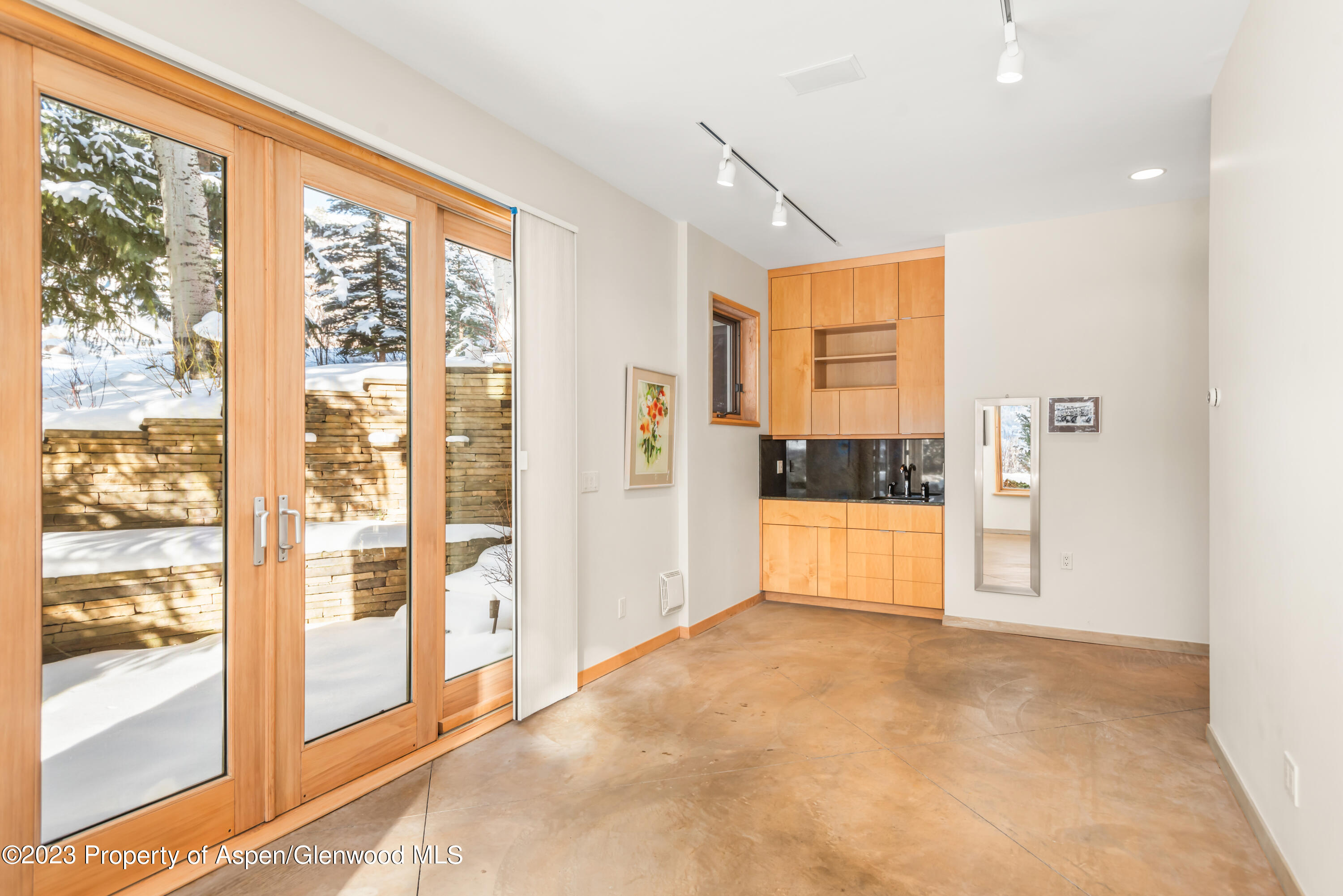 559 MEADOW Road