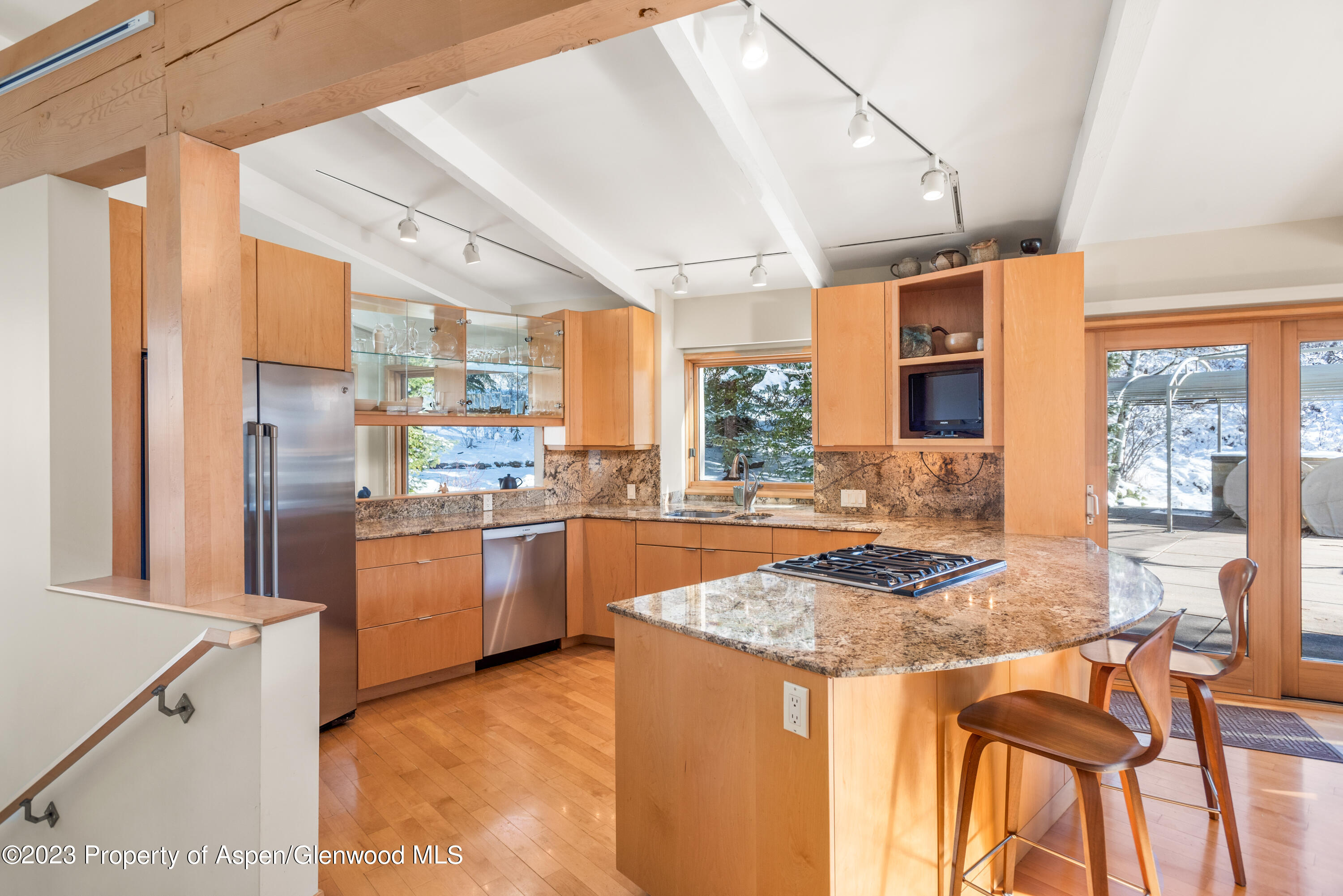 559 MEADOW Road