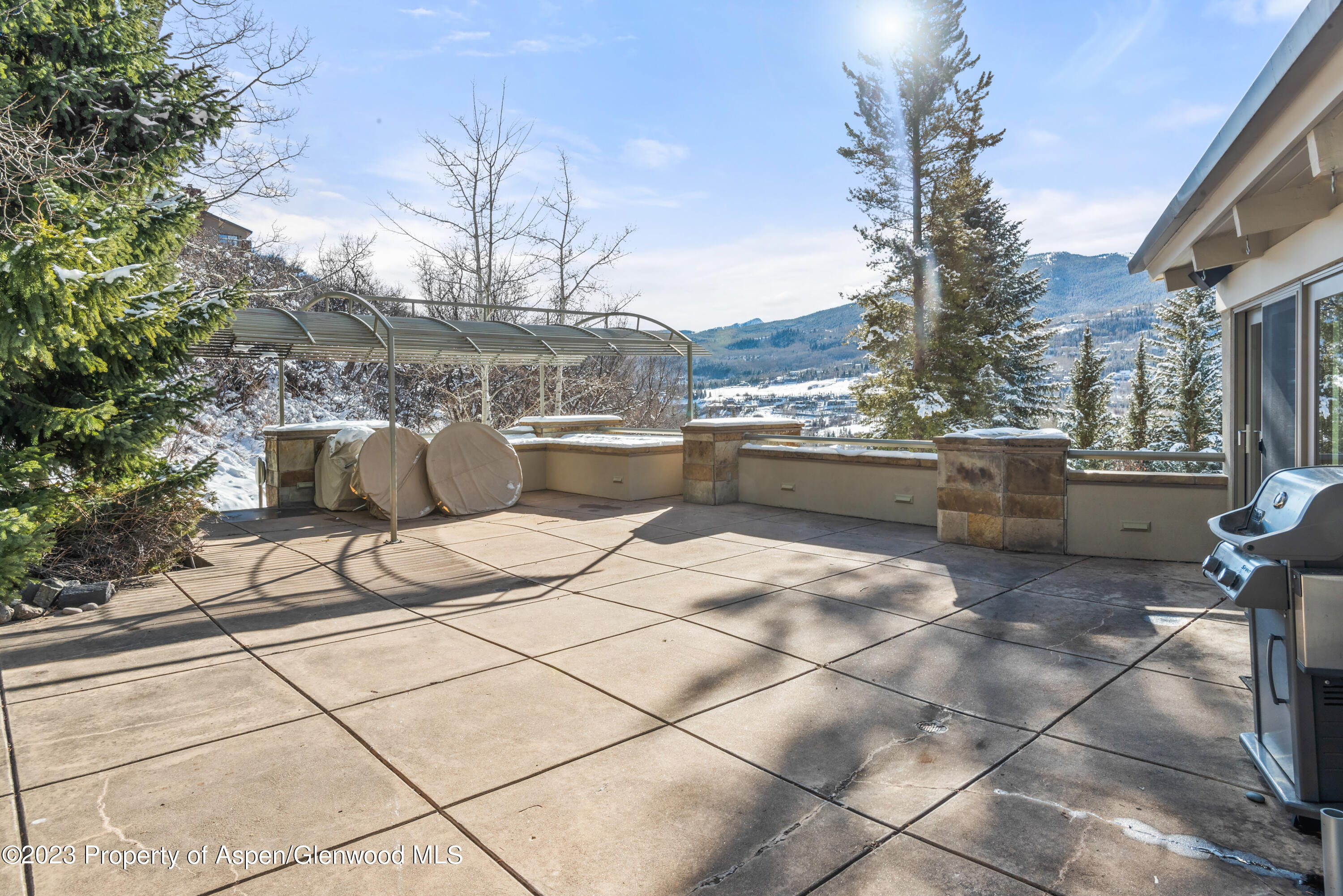 559 MEADOW Road