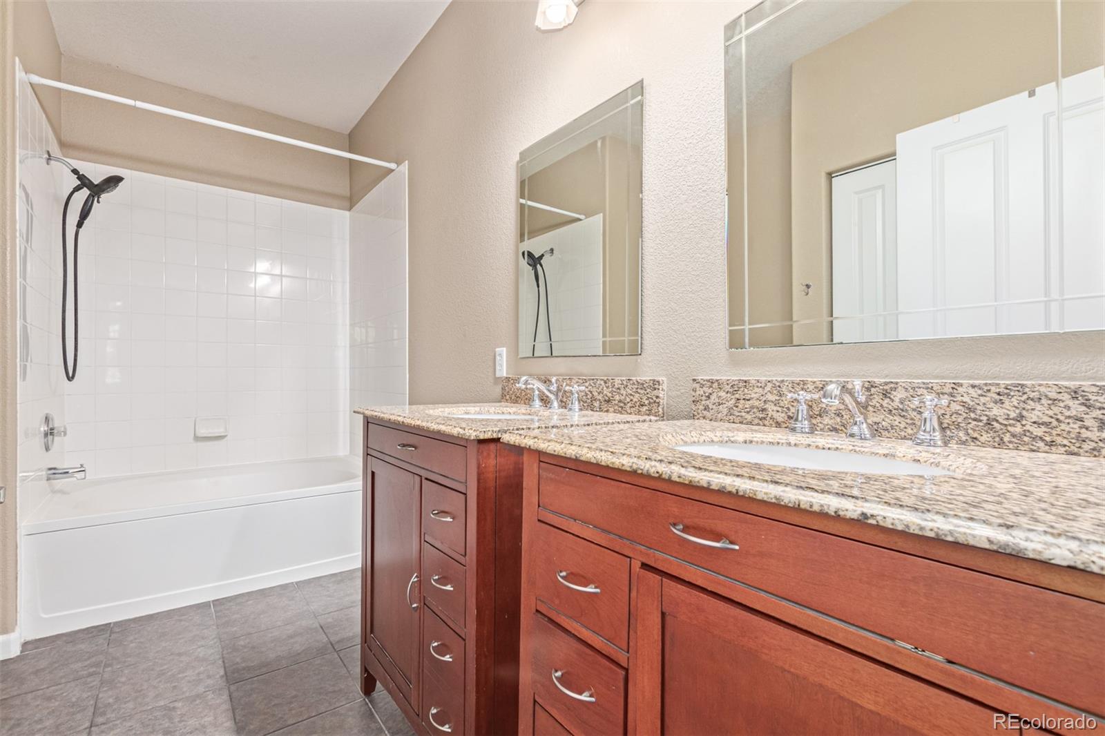 8427 S Hoyt Way Unit: 107