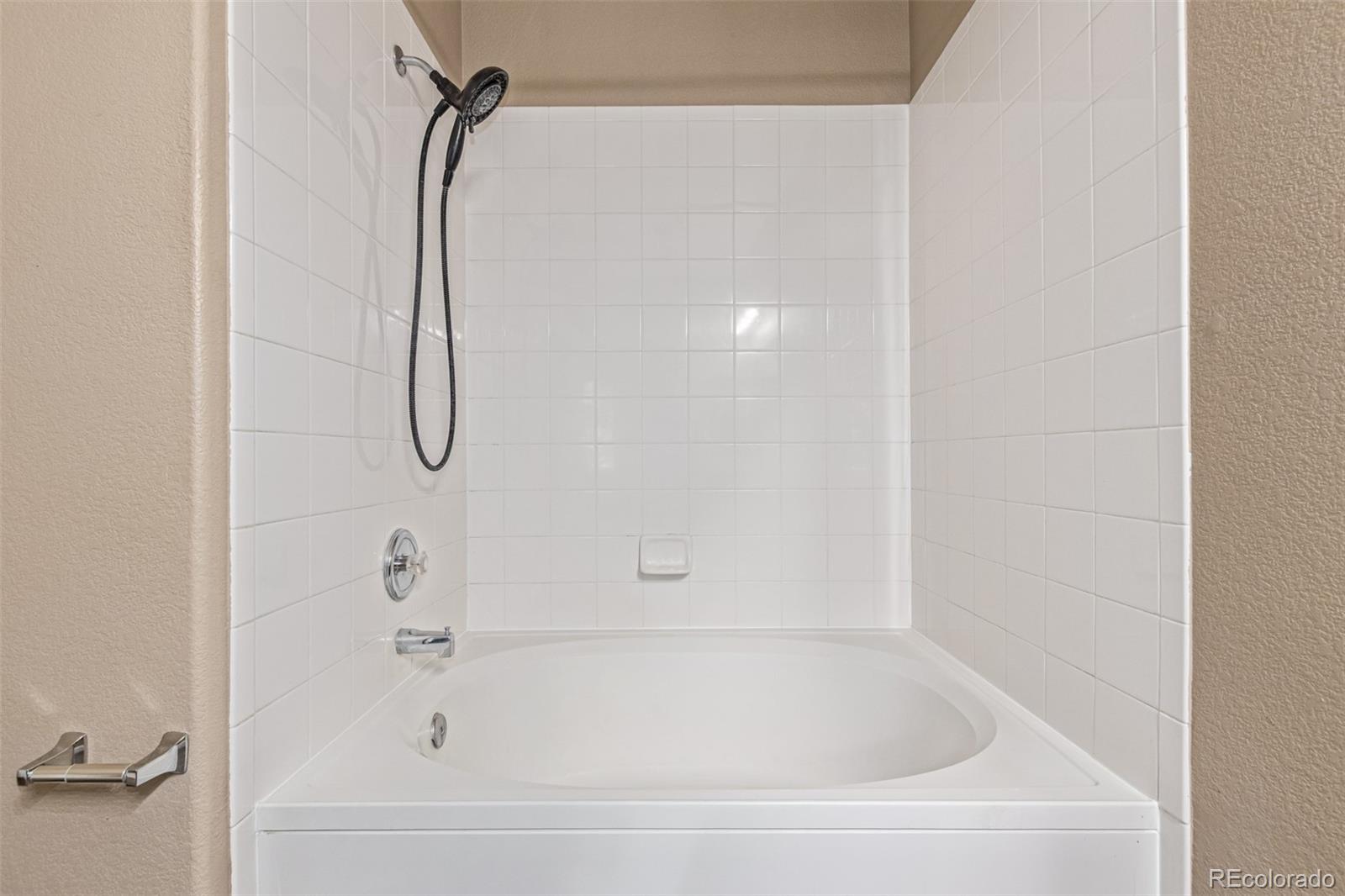 8427 S Hoyt Way Unit: 107