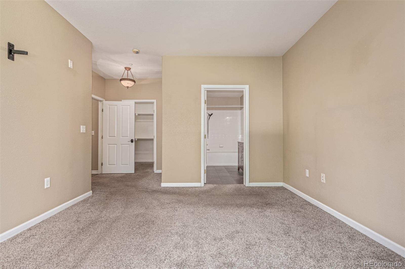 8427 S Hoyt Way Unit: 107