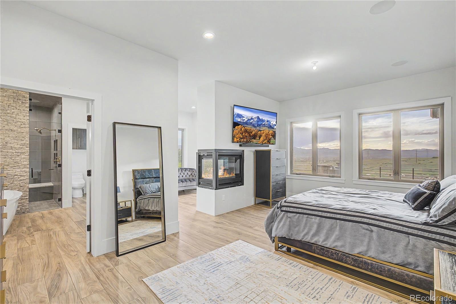 5828 Aspen Leaf Drive