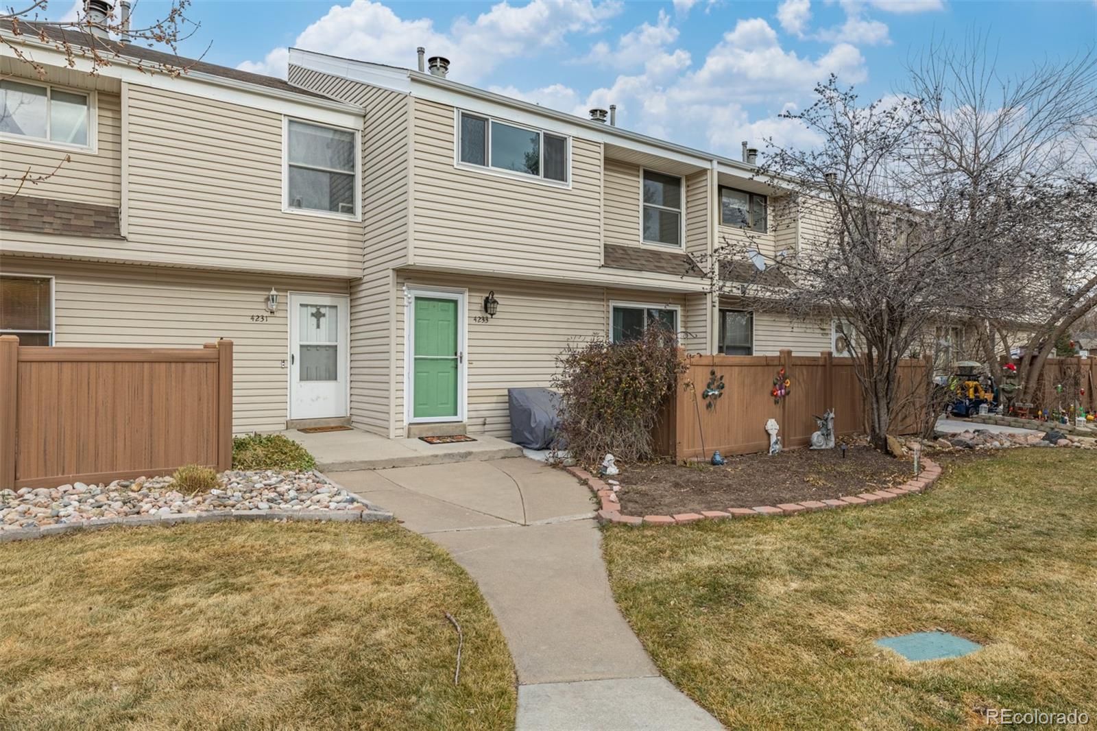 4233 E Maplewood Way