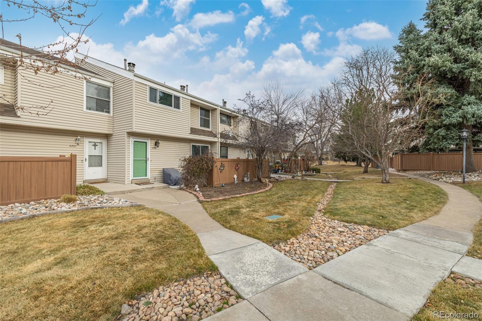 4233 E Maplewood Way