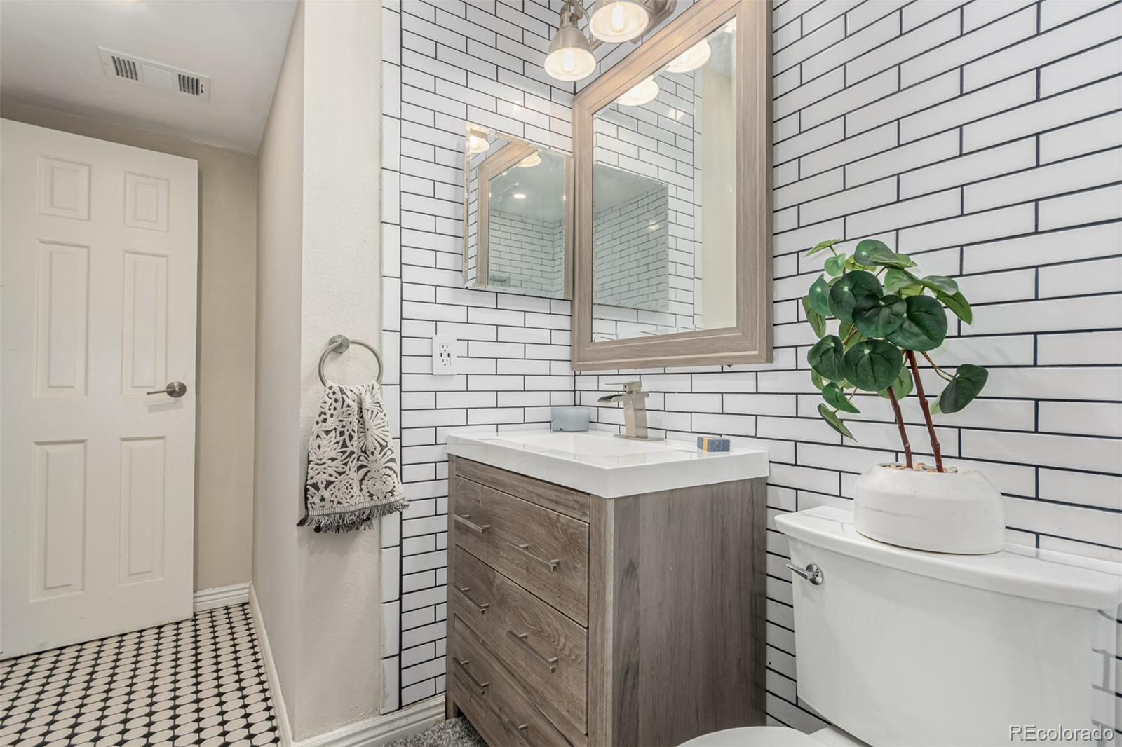 8335 Fairmount Drive Unit: 10-208