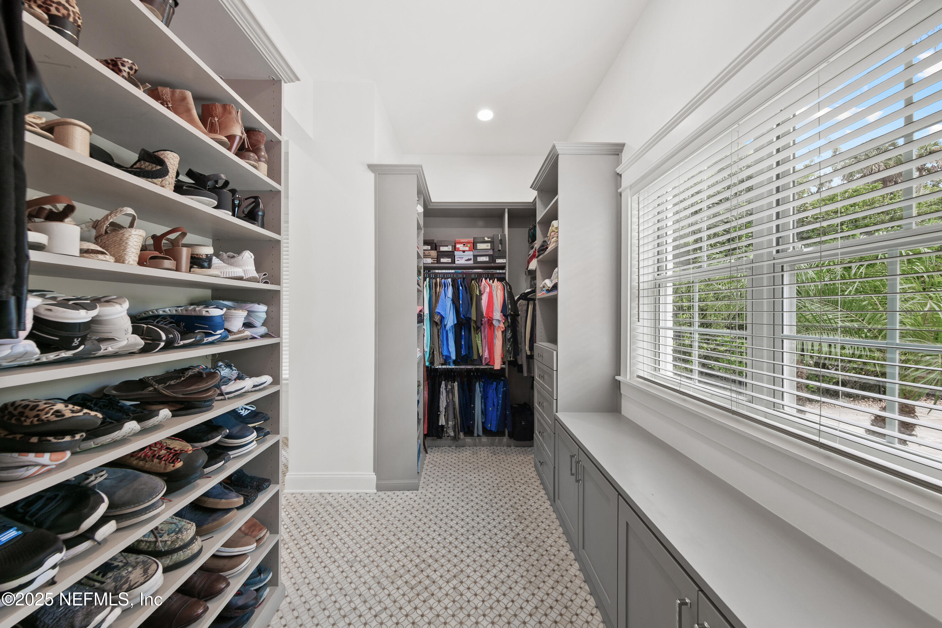 199 S ROSCOE Boulevard