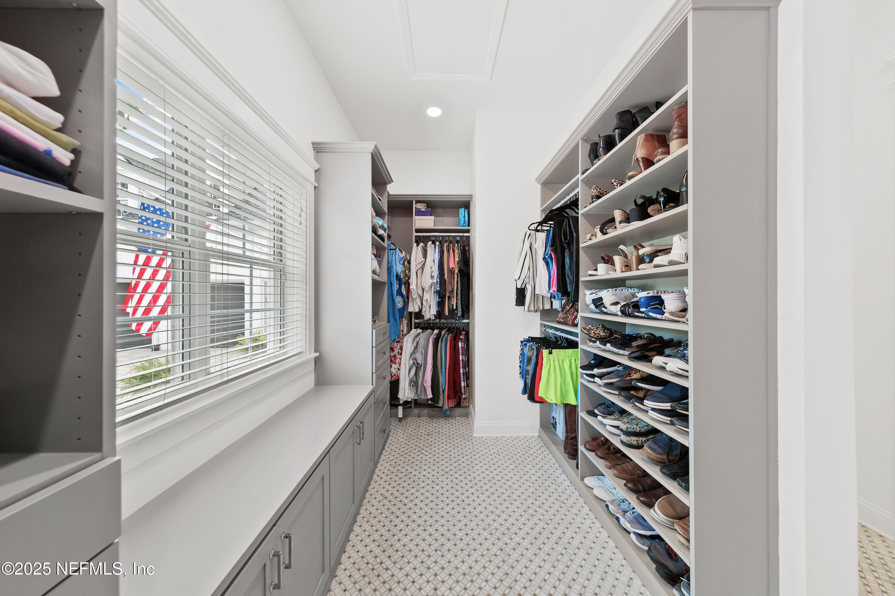 199 S ROSCOE Boulevard