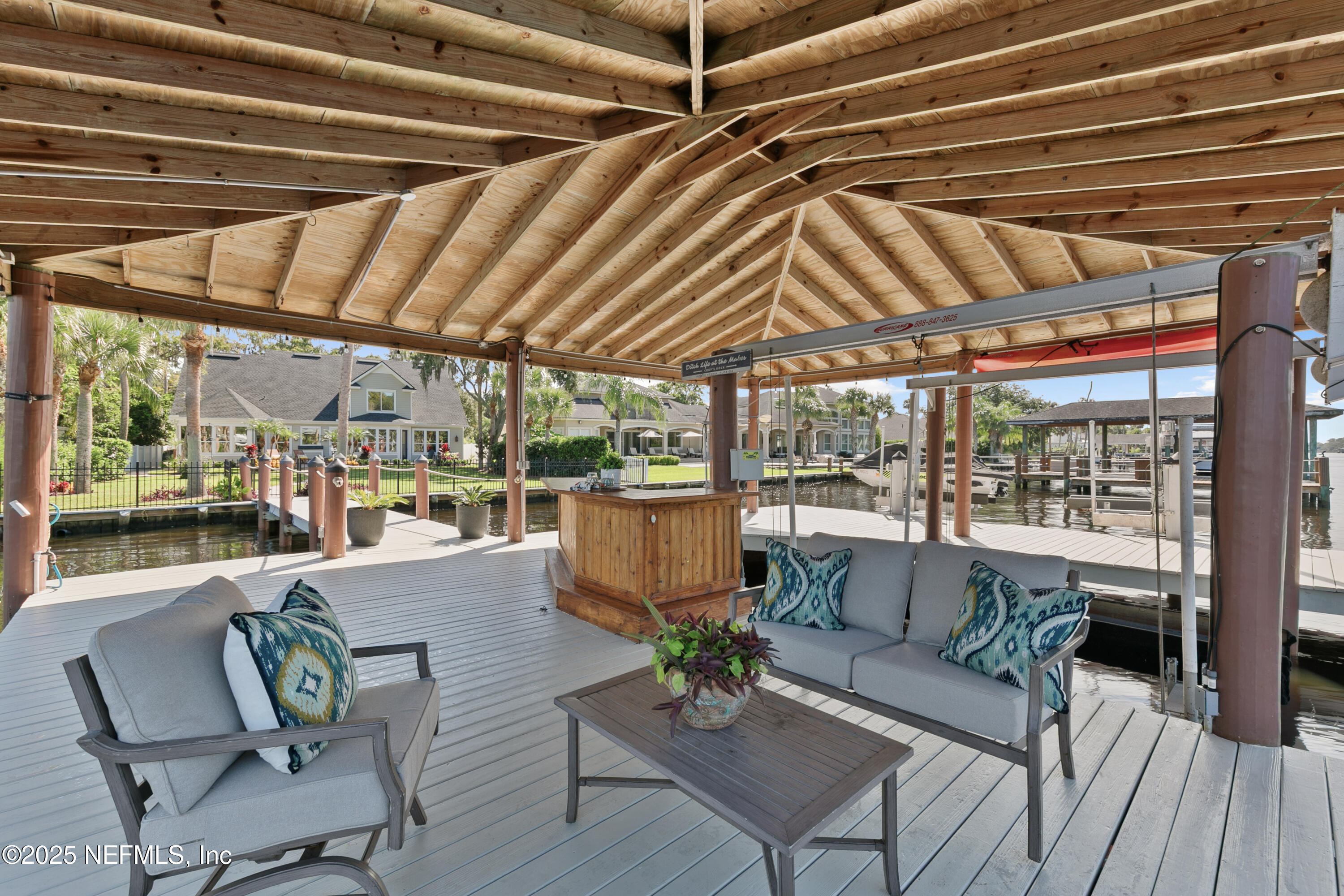 199 S ROSCOE Boulevard