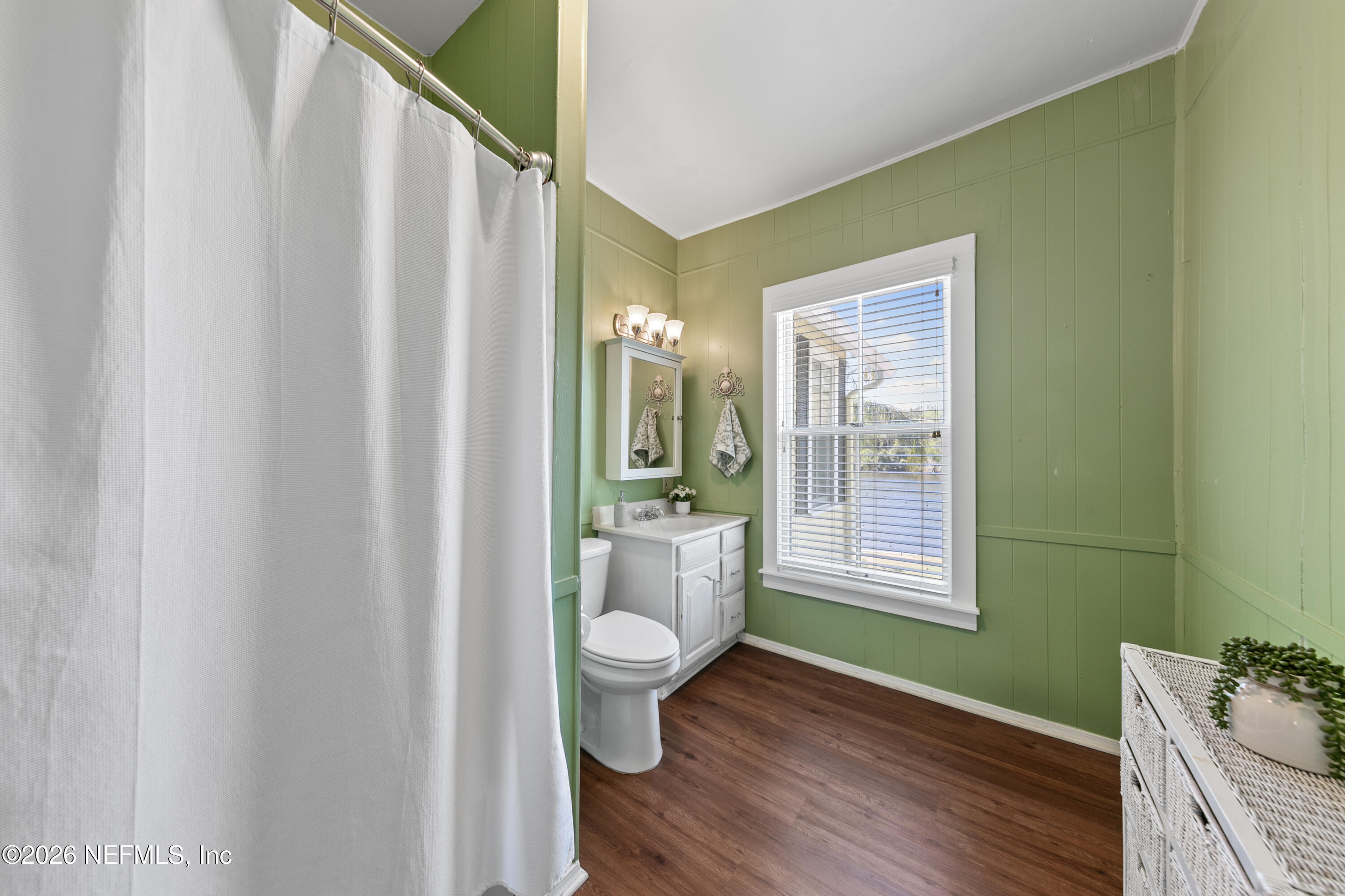 195 S ROSCOE Boulevard