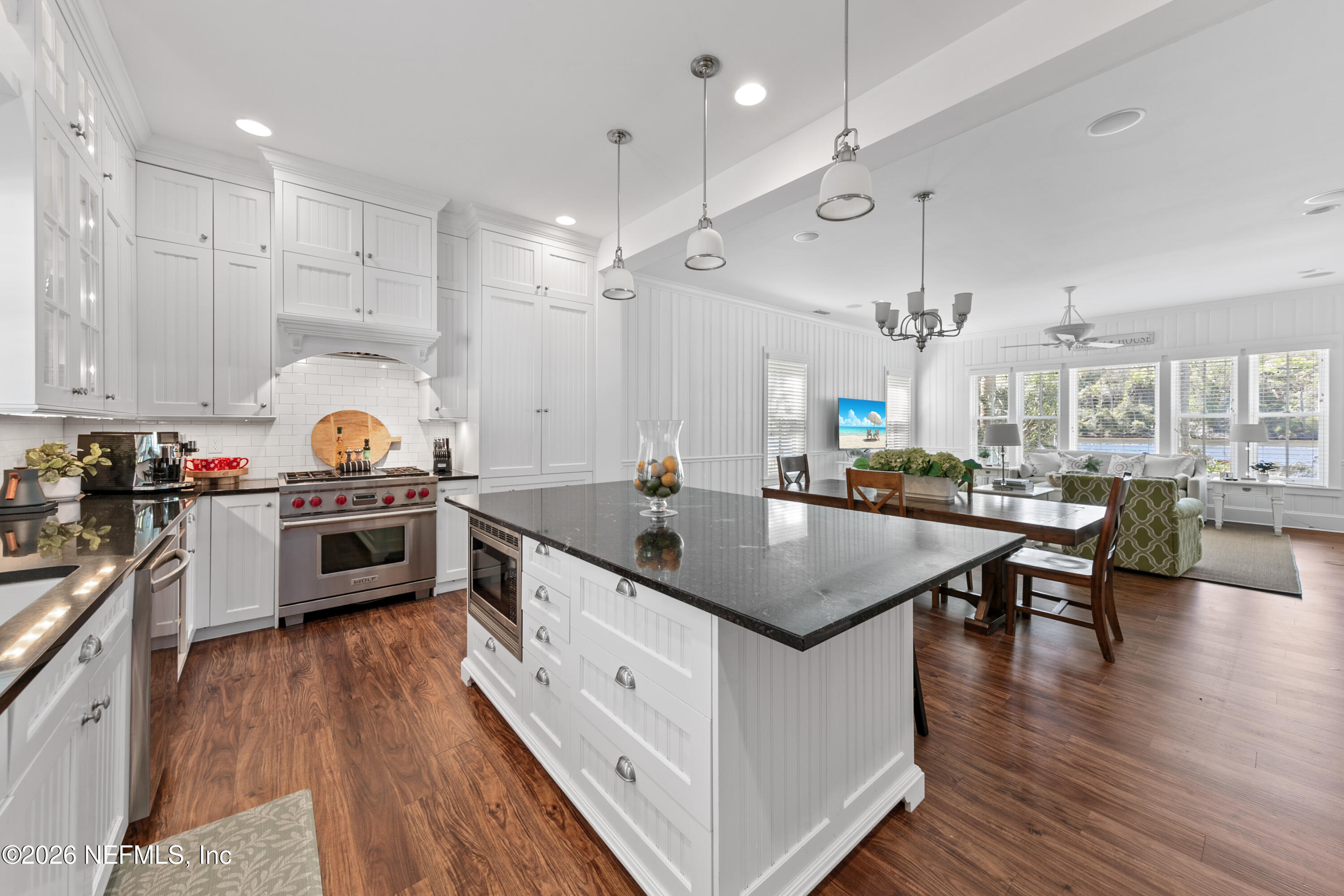 195 S ROSCOE Boulevard