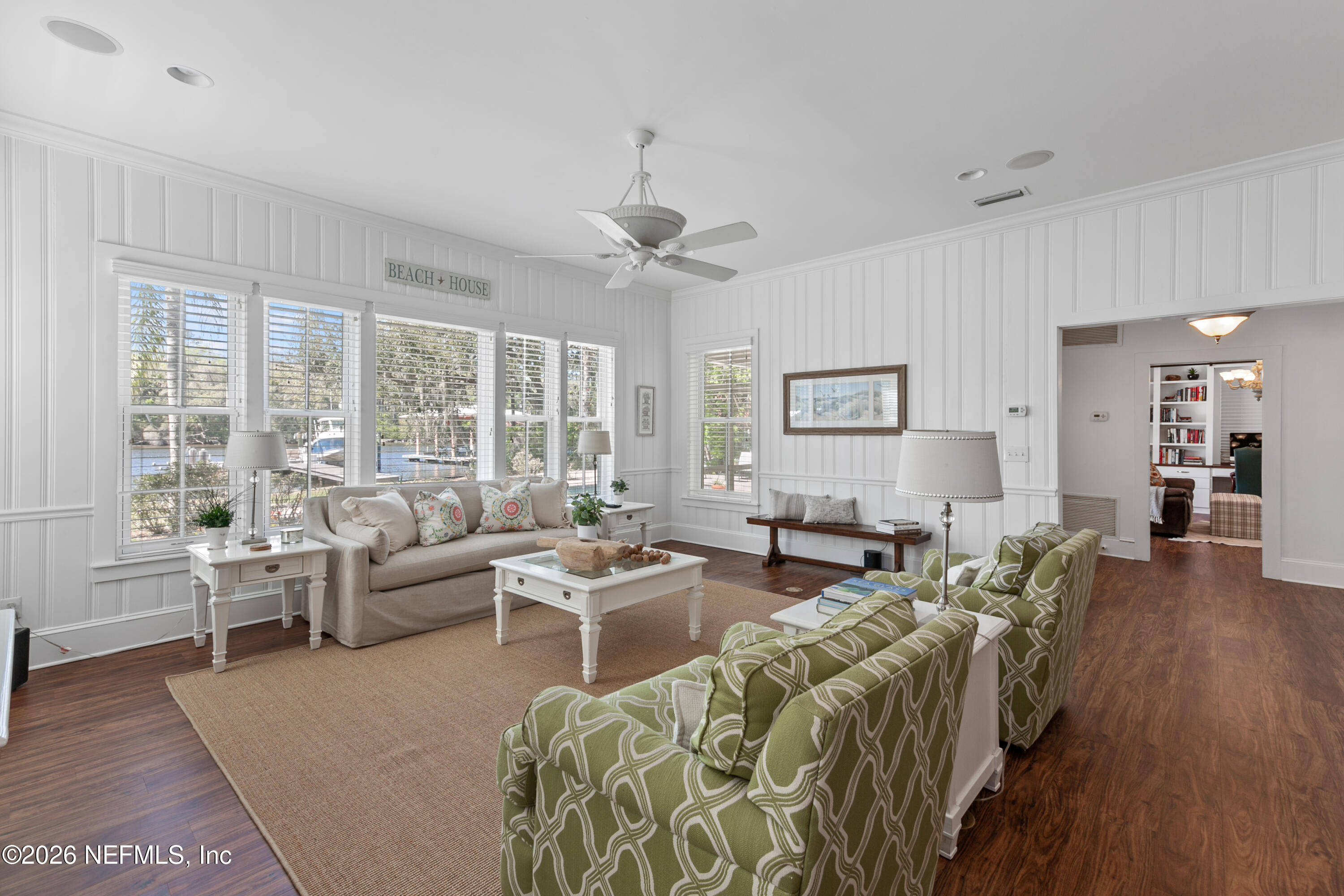 195 S ROSCOE Boulevard