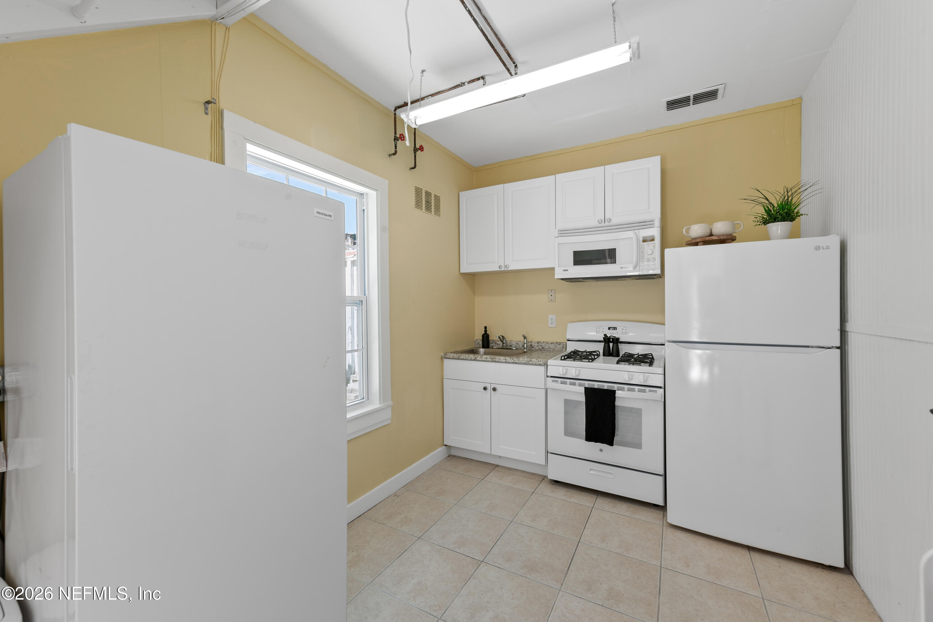 195 S ROSCOE Boulevard