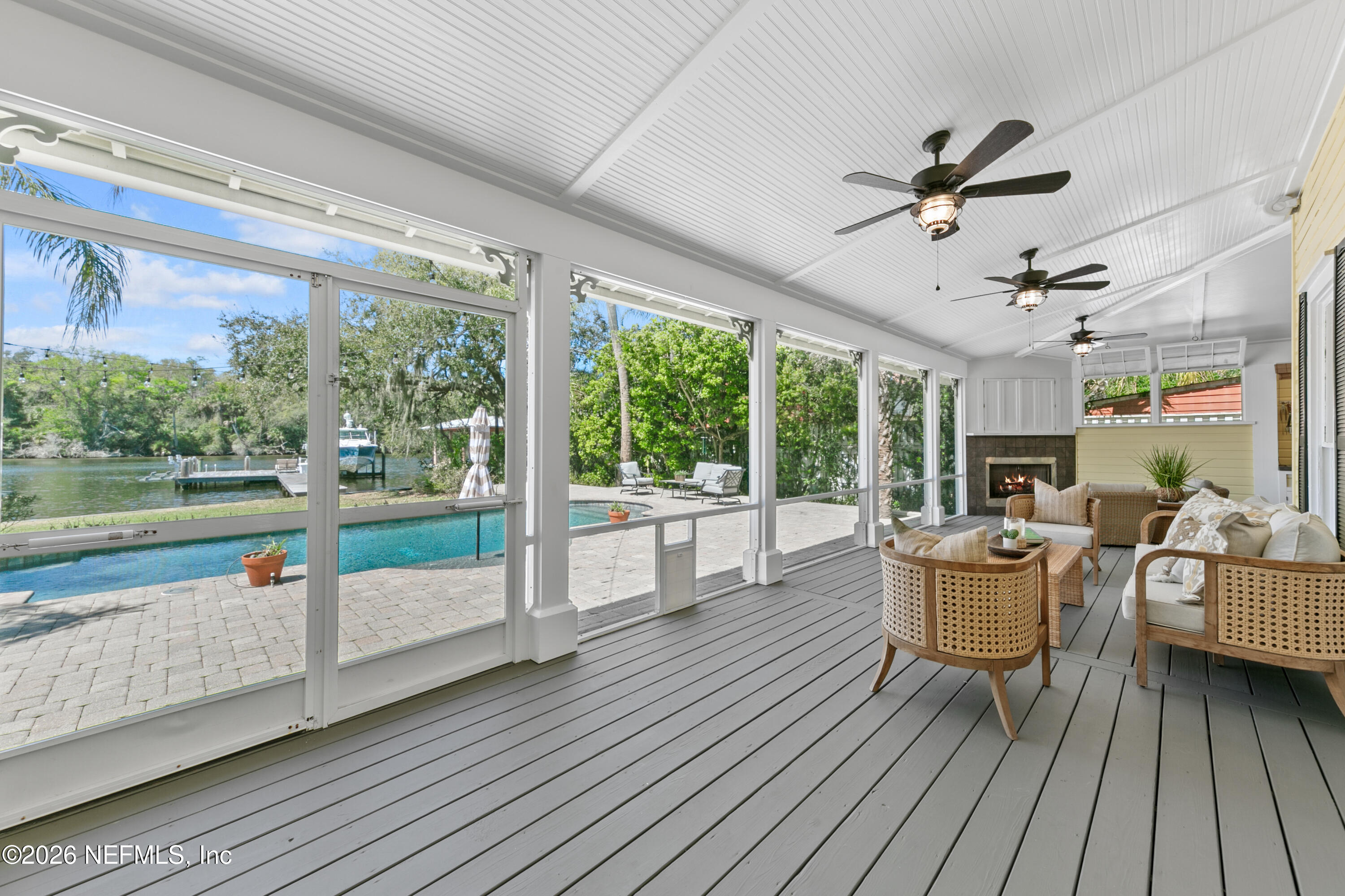 195 S ROSCOE Boulevard