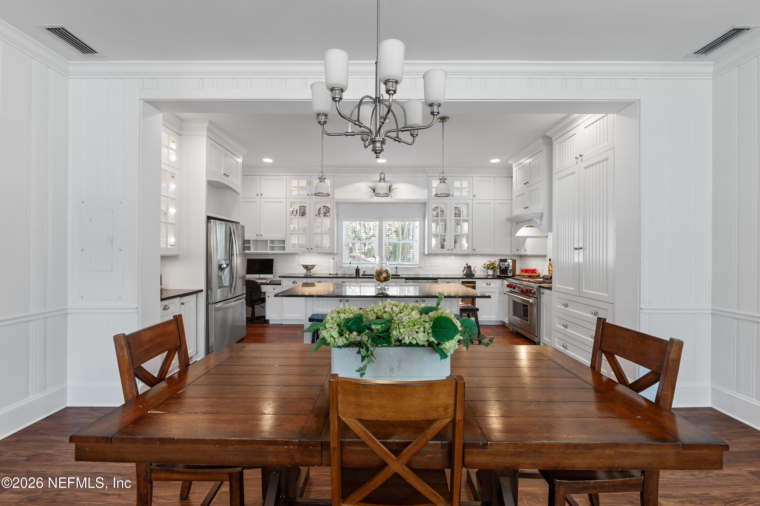 195 S ROSCOE Boulevard