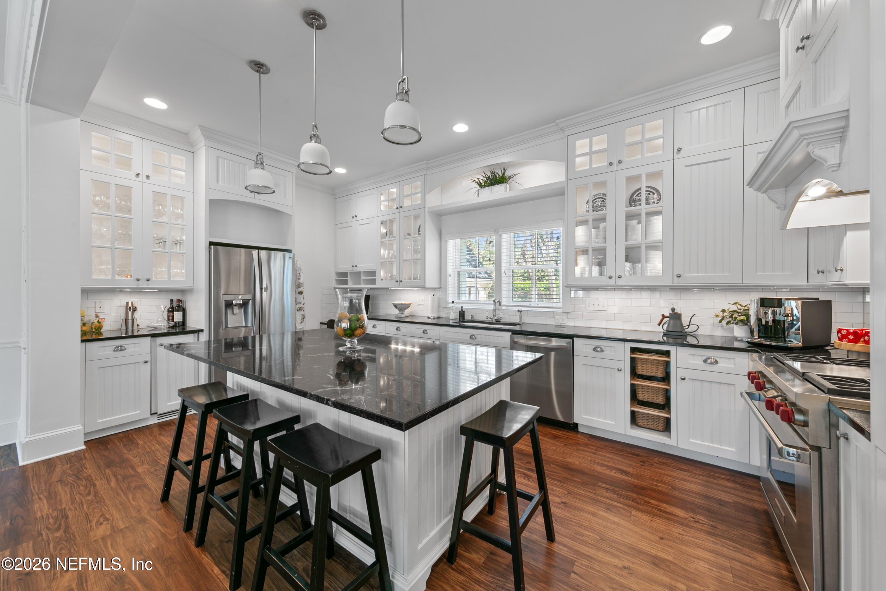 195 S ROSCOE Boulevard