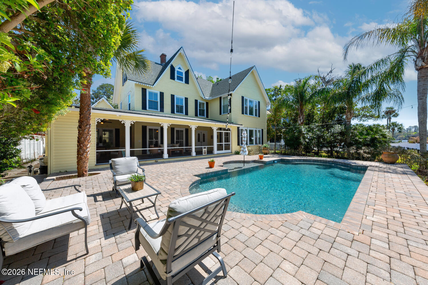 195 S ROSCOE Boulevard