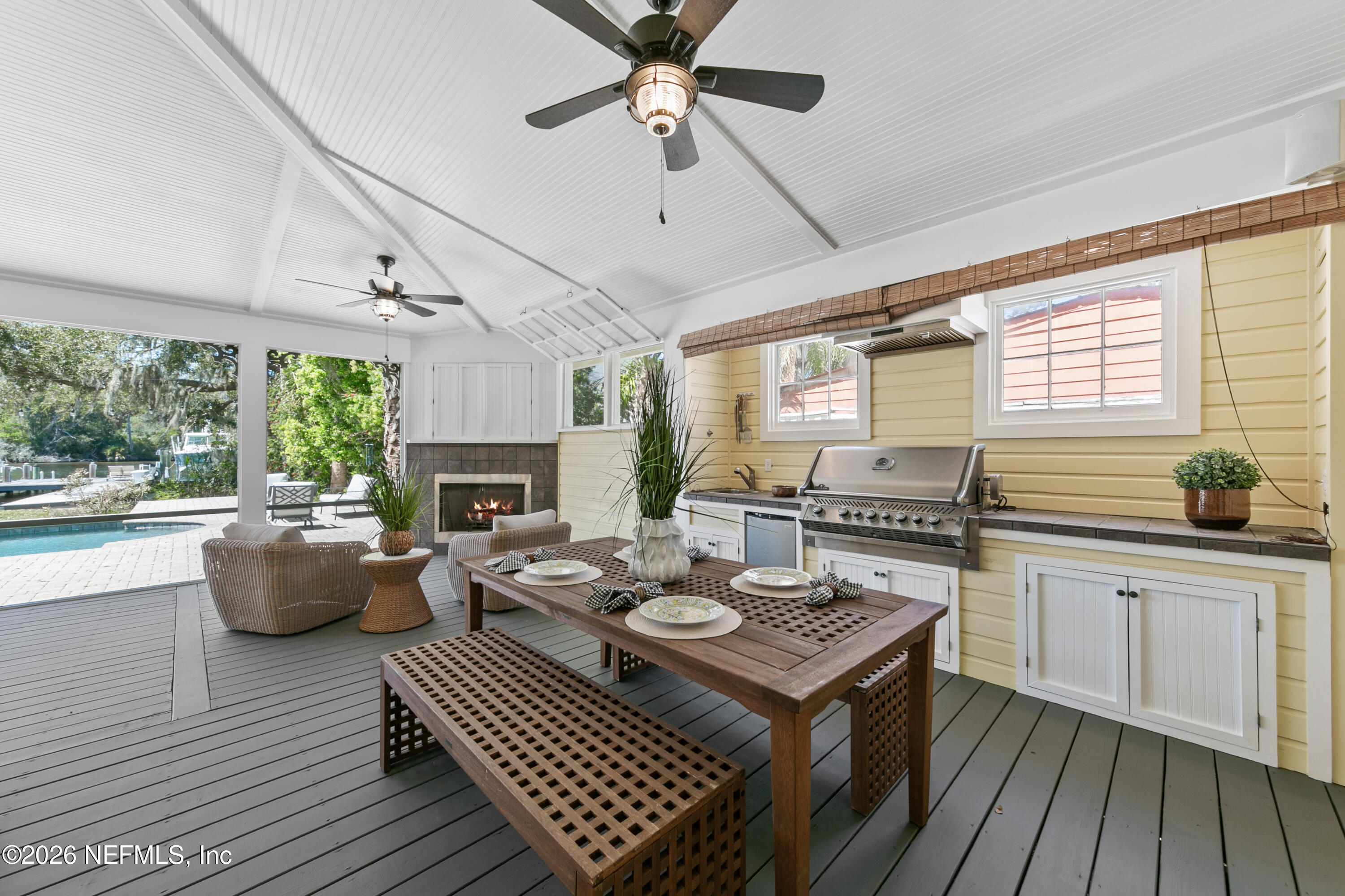 195 S ROSCOE Boulevard