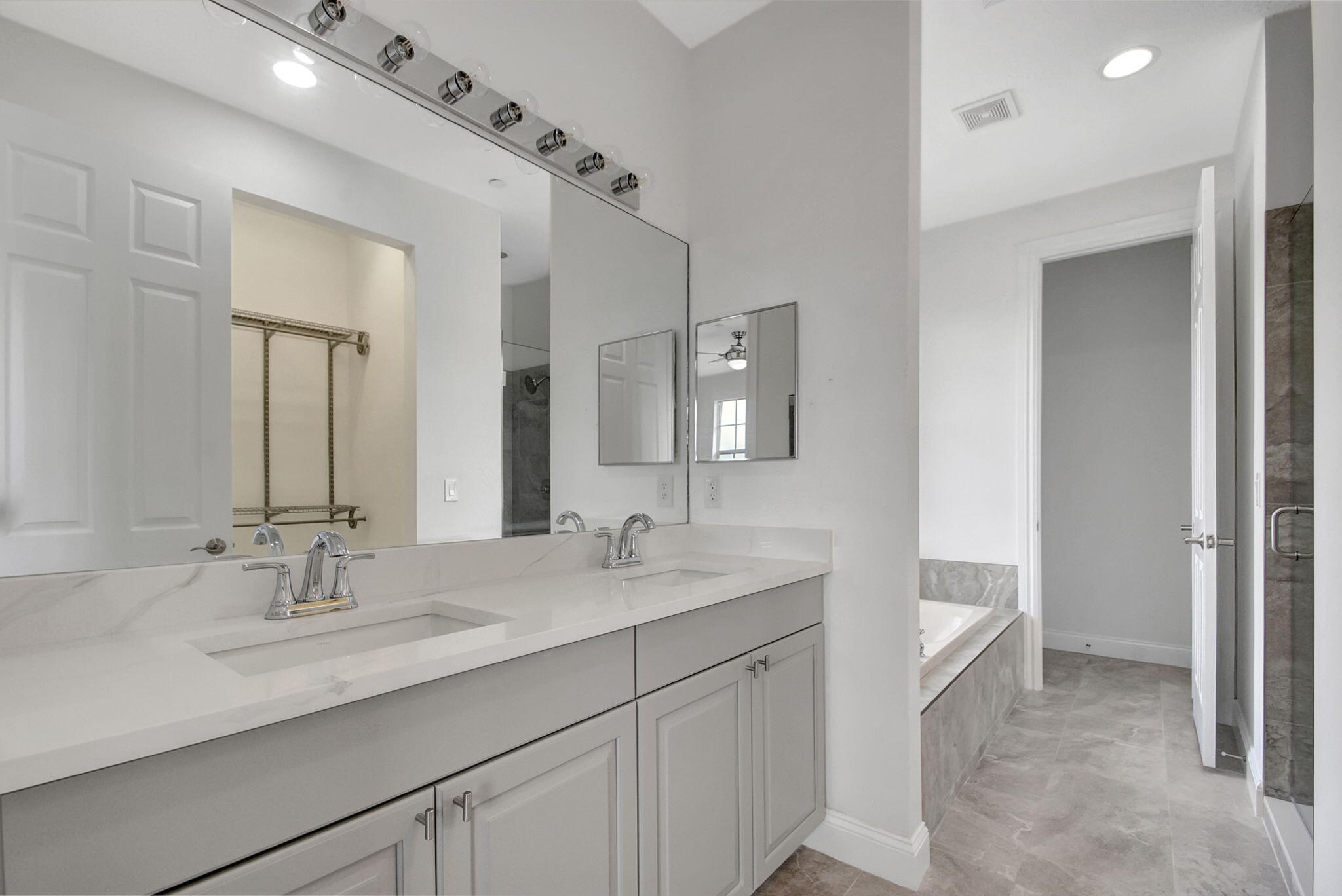 2502 N Dixie Highway 17