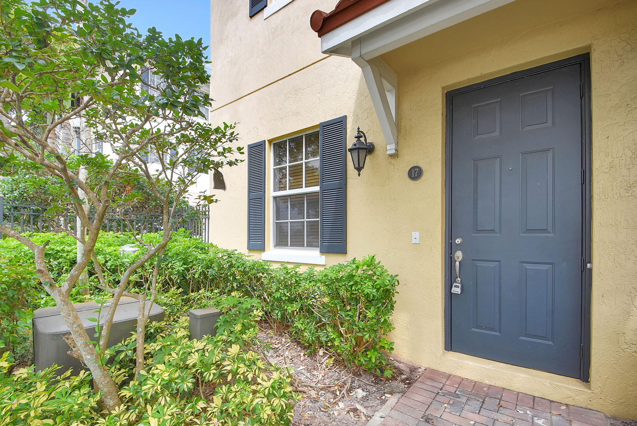 2502 N Dixie Highway 17