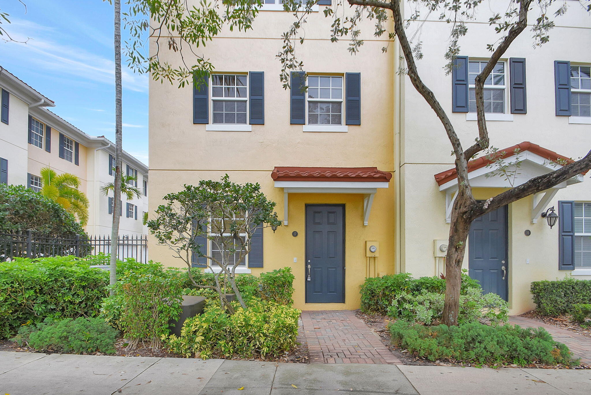 2502 N Dixie Highway 17