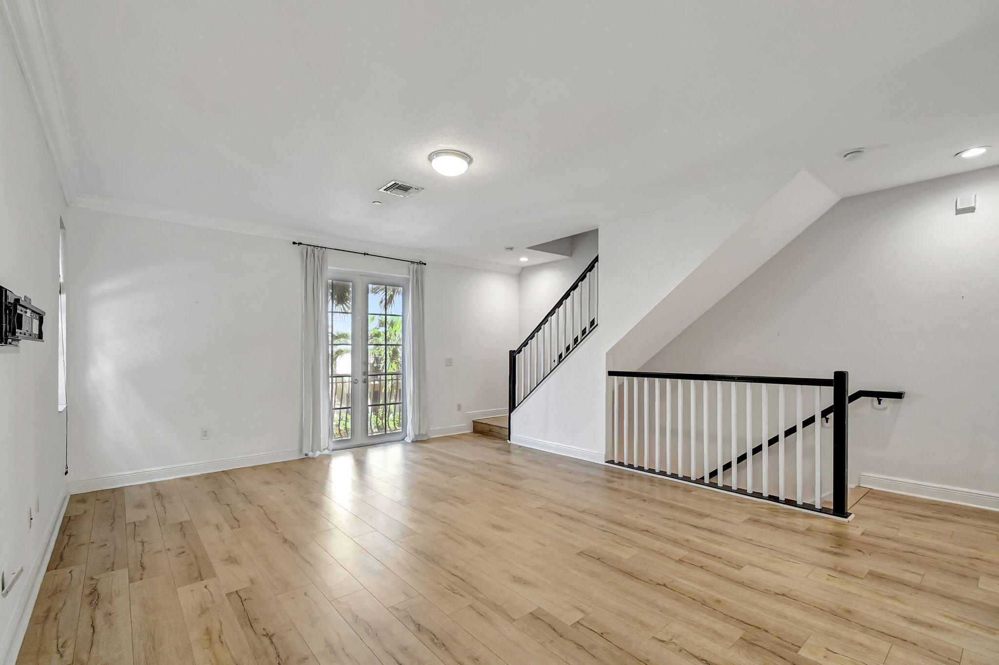 2502 N Dixie Highway 32