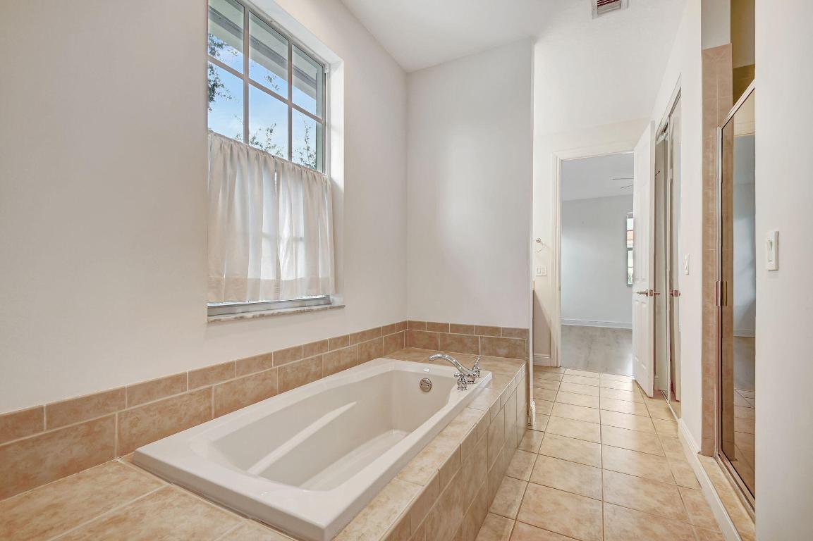 2502 N Dixie Highway 32