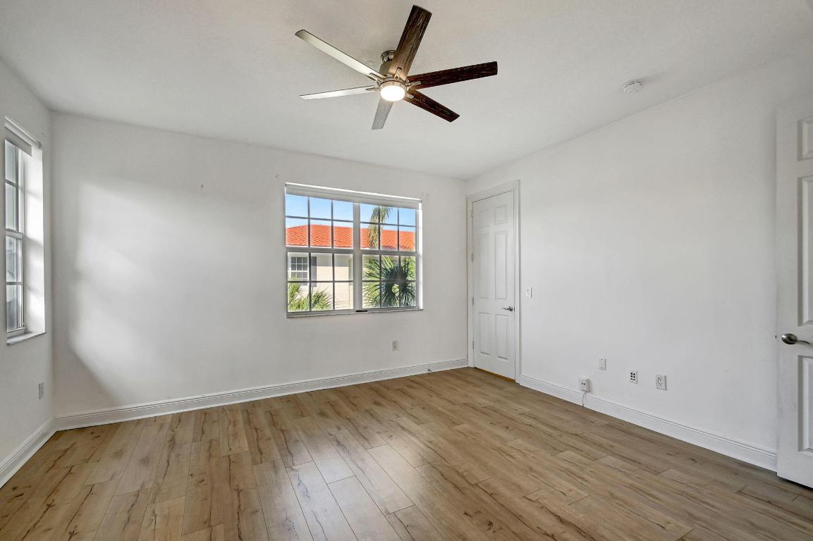 2502 N Dixie Highway 32