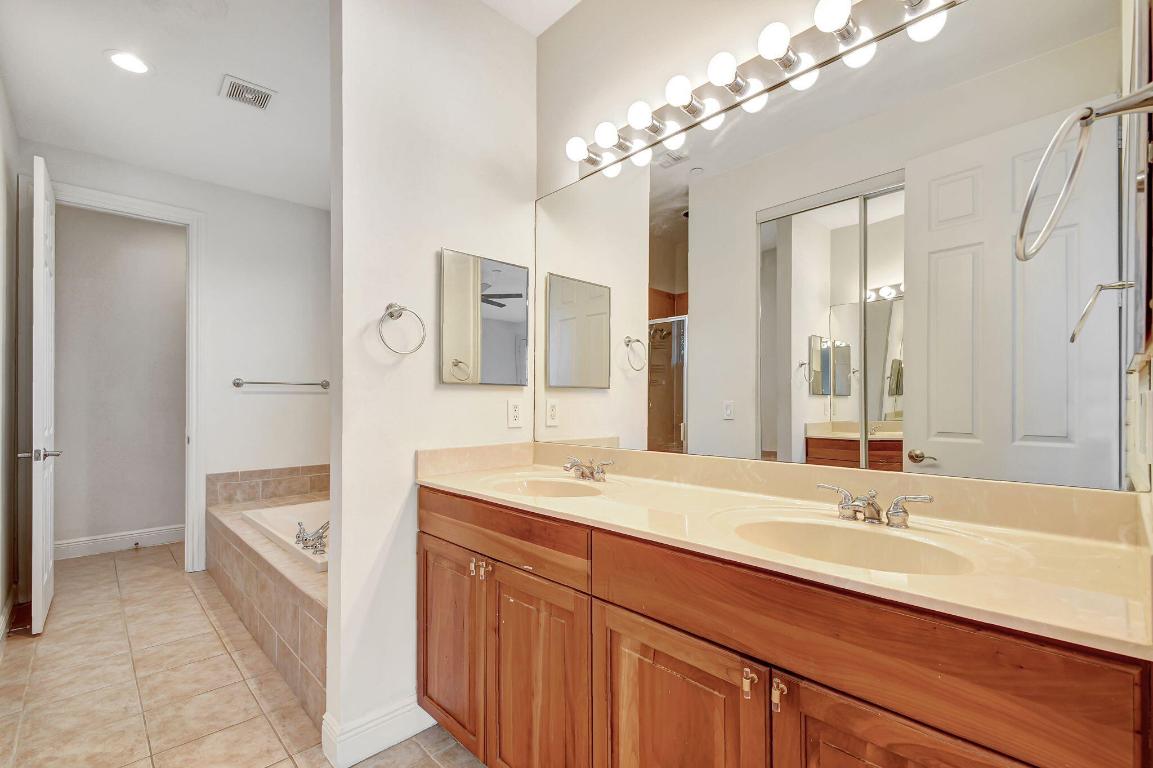 2502 N Dixie Highway 32